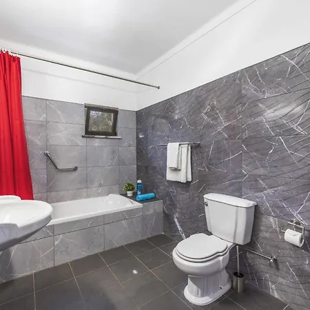 Leoes By * Carvoeiro (Lagoa)